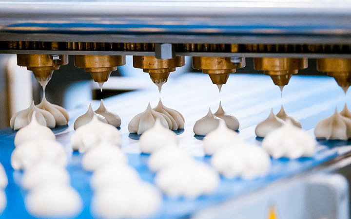 LED illumination of an assembly line production in the food industry for meringue tartlets