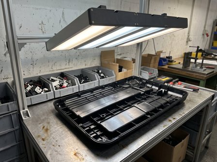 Sichtprüfung eines schwarzen Spritzgussteils unter einer SYSTEMLED SurfaceOne Prüfleuchte