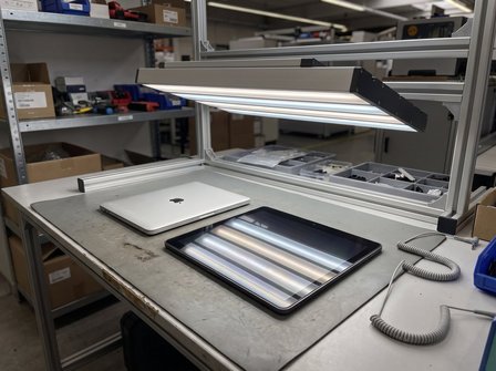 Sichtprüfung einer Displayblende am ESD-Arbeitsplatz unter einer SYSTEMLED SurfaceOne Prüfleuchte