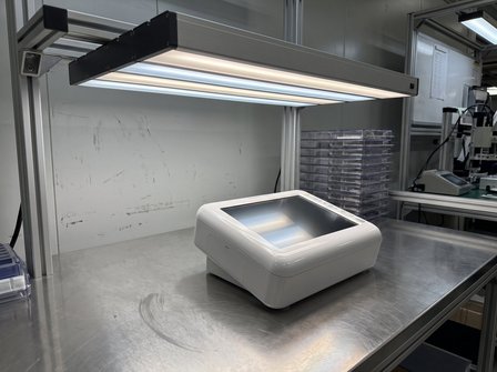 Sichtprüfung eines weißen Medizingerätegehäuses unter einer SYSTEMLED SurfaceOne Prüfleuchte