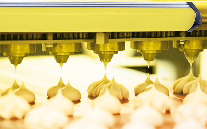 Luz de señalización LED en la industria alimentaria: aquí una cadena de montaje con tartas de merengue