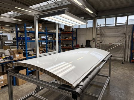 Sichtprüfung eines lackierten Composite-Bauteils unter einer SYSTEMLED SurfaceOne Prüfleuchte