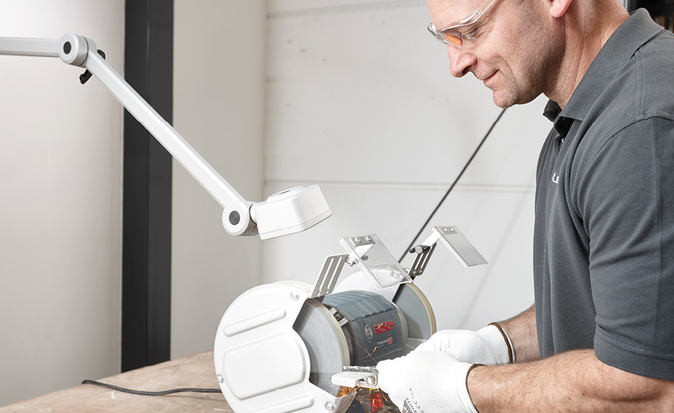 Luminaire à bras articulé en application