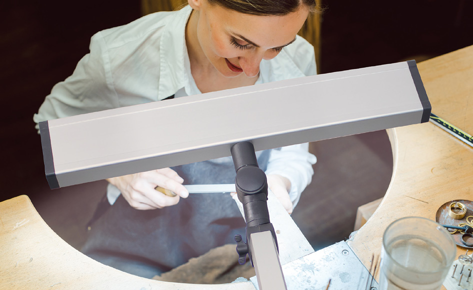 Luminaire à bras articulé en application