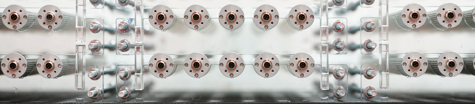 Reihen von LED-Leuchtenanschlüssen in einer Halterung für industrielle Qualitätsprüfung