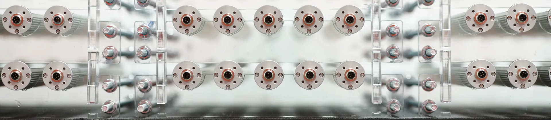 Reihen von LED-Leuchtenanschlüssen in einer Halterung für industrielle Qualitätsprüfung